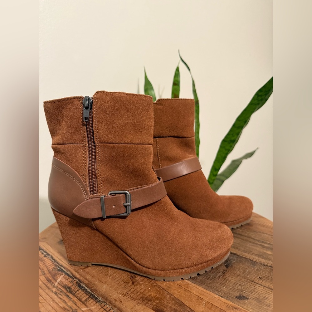 DOLCE VITA Brown Suede Wedge Ankle Boots with Sherpa lining - SZ 6